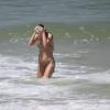 Viviane Victorette toma banho na praia da Barra, no Rio
