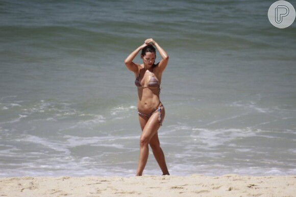 Viviane Victorette exibe seu corpão na praia da Barra da Tijuca, no Rio