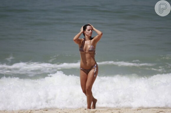 Viviane Victorette mostra boa forma em banho de praia, no Rio, em 26 de fevereiro de 2013