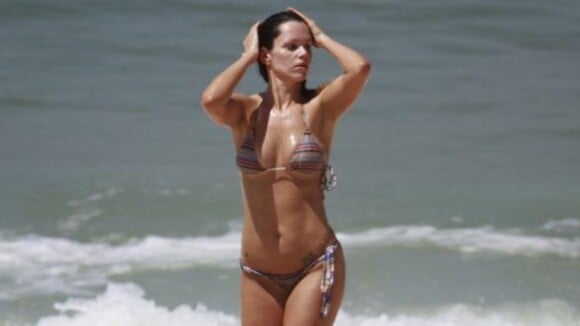 Viviane Victorette, prestes a voltar à TV, mostra boa forma em praia do Rio