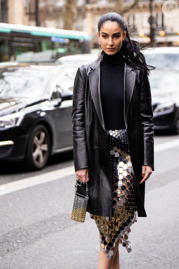 Da passarela para o street style, o look total black fica ainda mais chique com a saia brilhosa