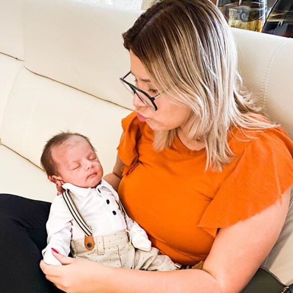 Marília Mendonça se diverte com o filho, Léo, após cancelar show