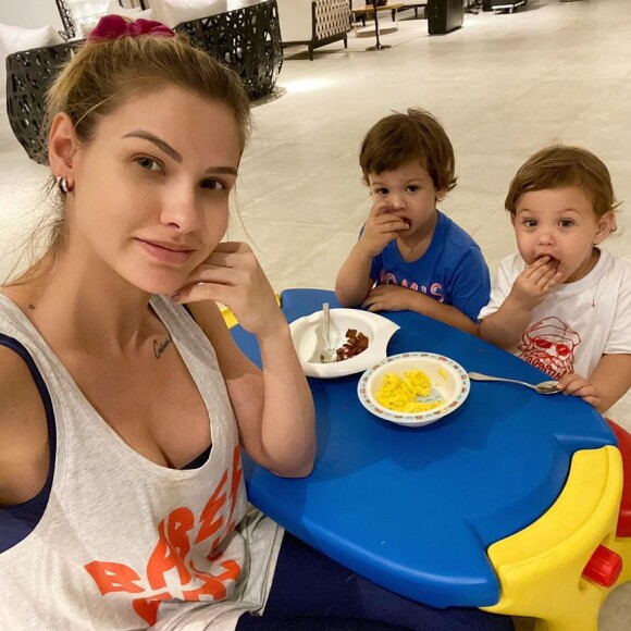 Andressa Suita e os filhos, Samuel e Gabriel, protagonizam momentos fofos nas redes sociais