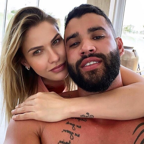 Andressa Suita e Gusttavo Lima se divertiram ao verem o caçula comendo frango com quiabo