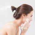 Shampoo infantil com ph neutro é uma opção sugerida pela fisioterapeuta demartofuncional Daniele Bernardi para lavar o rosto: 'Jamais use no rosto o sabonete em barra utilizado no corpo'