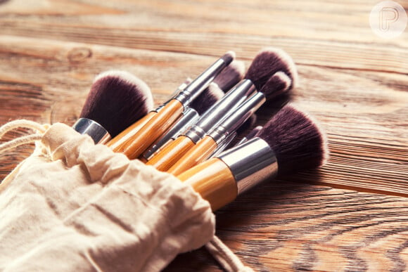Assim como a pele, os pincéis usados na maquiagem também devem ser limpos regularmente