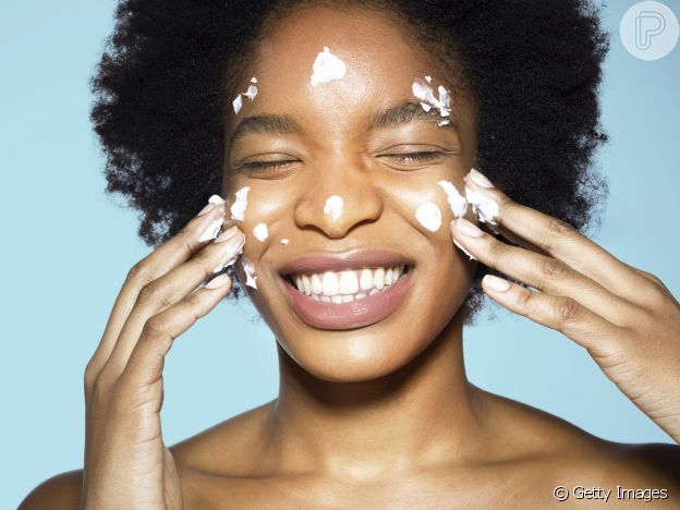 Cuidados simples com a pele garantem resultados maravilhosos com uma rotina de skincare