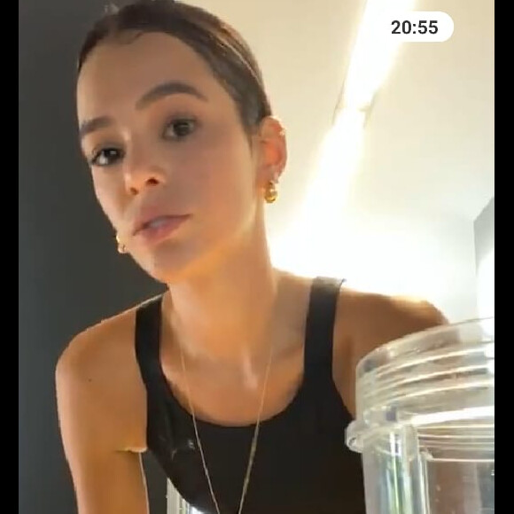 Bruna Marquezine exibiu a barriga em live com seguidores