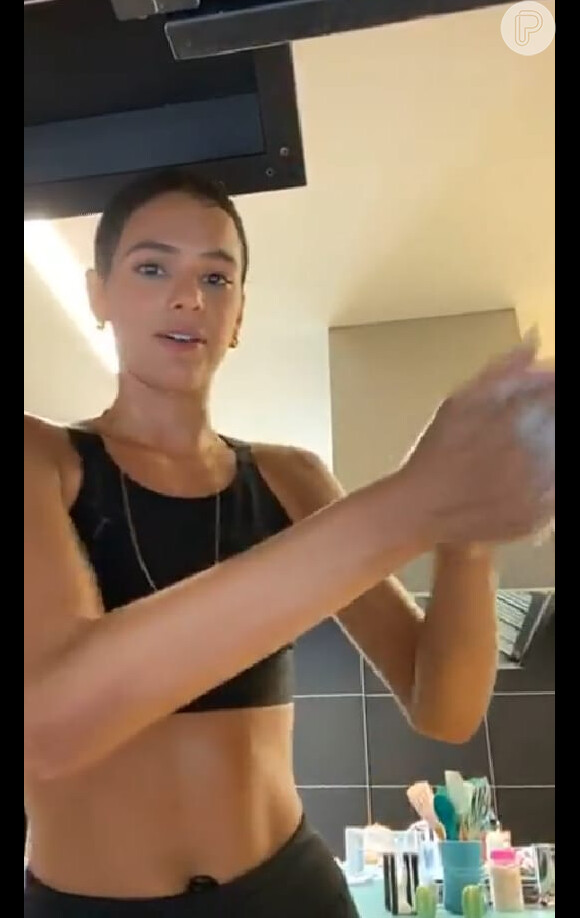 Bruna Marquezine ensina seguidores a lavar as mãos em vídeo