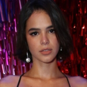 Bruna Marquezine usou máscara de proteção para voltar de Nova York