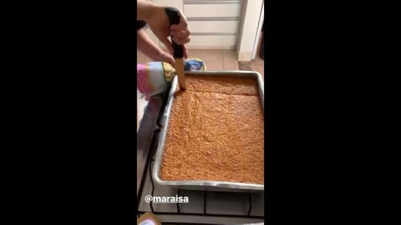 Vídeo: Maraisa cozinha bolo para o namorado, Fabrício Marques