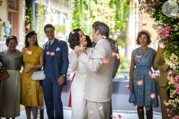 Penúltimo capítulo da novela 'Éramos Seis': Lola (Gloria Pires) reune a família e se casa com Afonso (Cássio Gabus Mendes)