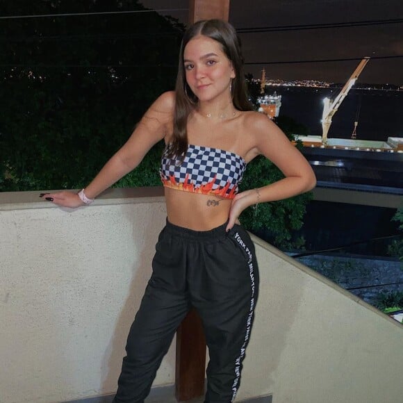 Mel Maia elege top de crochê em look para ficar em casa