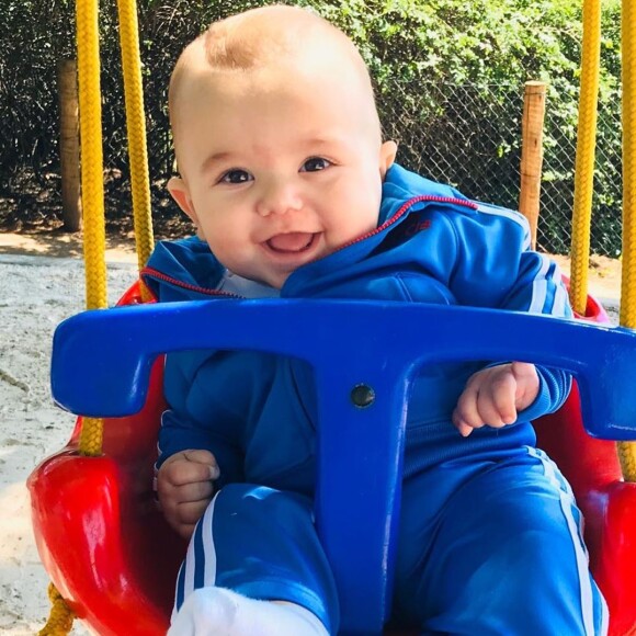 Filho caçula de Patricia Abravanel, Senor roubou a cena em foto com a irmã, Jane