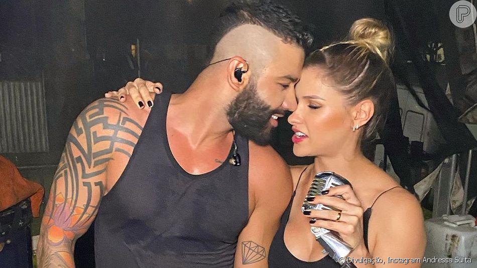 Gusttavo Lima fez um show da sala de sua mansão neste sábado, 28 de