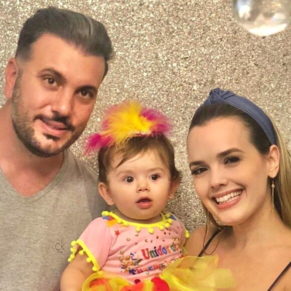 Filha de Thaeme Mariôto, Liz sofre primeira queda em casa aos 11 meses