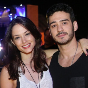 Grávida, Rosanne Mulholland exibiu pela primeira vez a barriguinha e fez referência a pandemia do coronavírus: 'O futuro é agora'