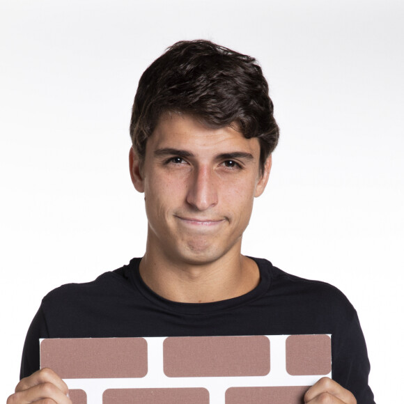 Ex-BBB Felipe Prior brincou diante de cartaz de Bruna Marquezine: 'Olha quem me ferrou'