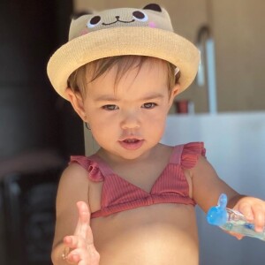 Zoe, filha de Sabrina Sato, usou biquíni charmoso e chapéu com carinha de animal