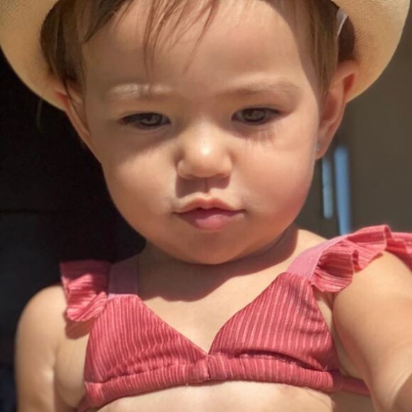 Sabrina Sato mostrou a filha, Zoe, em clima de quarentena