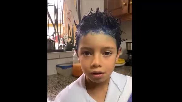 Filho de Luana Piovani exibiu o novo visual com o cabelo pintado de azul. 'Vai ficar 20 minutos assim', brincou a atriz