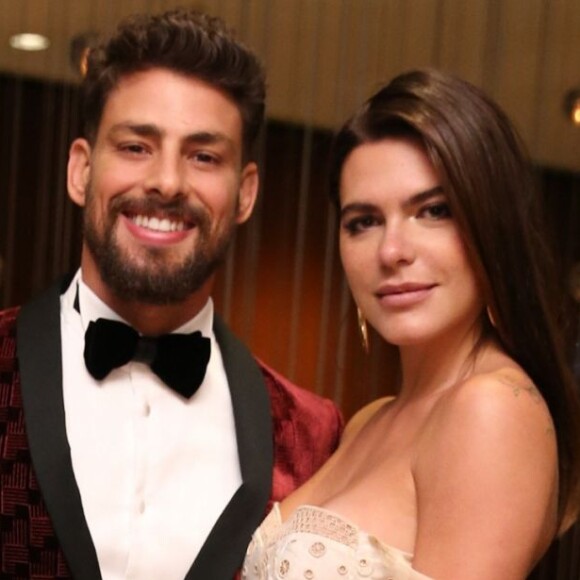 Cauã Reymond é clicado com frequência com a mulher, Mariana Goldfarb