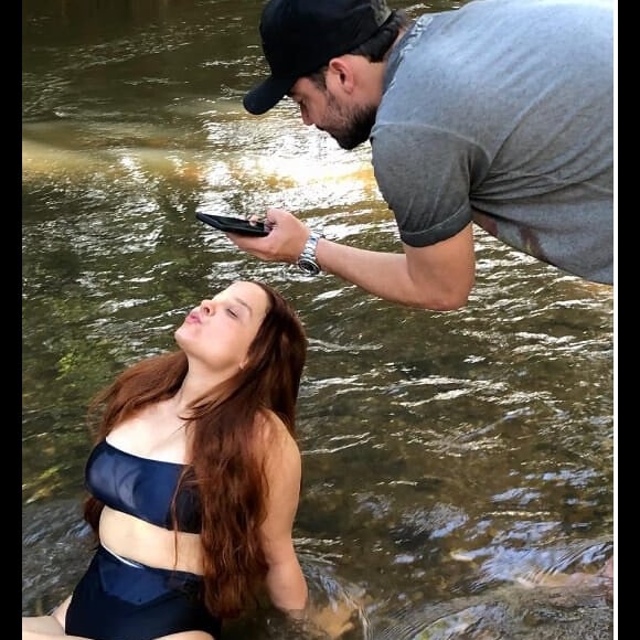 Foto de mãe de Maiara mostra a cantora sendo clicada pelo namorado, Fernando Zor