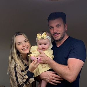 Liz, filha de Thaeme Mariôto, usou um lacinho ao comemorar 6 meses
