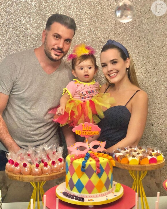 Filha de Thaeme Mariôto, Liz entrou no clima de carnaval em sua festinha de 10 meses com a mãe e o pai, Fábio da Luz