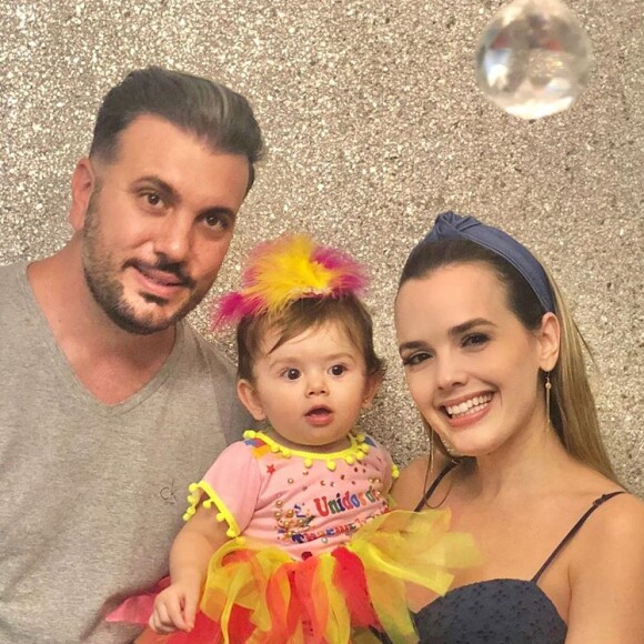 Filha de Thaeme Mariôto, Liz entrou no clima de carnaval em sua festinha de 10 meses com a mãe e o pai, Fábio da Luz