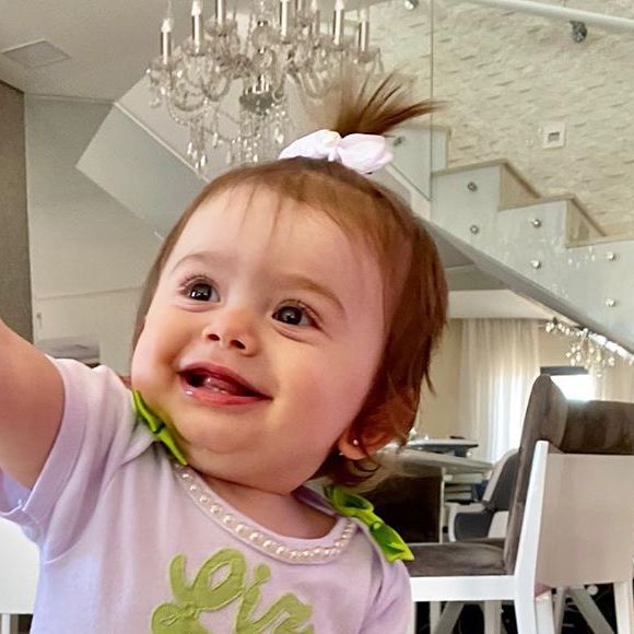 Liz, filha de Thaeme Mariôto, chegou aos 11 meses já dando os primeiros passinhos