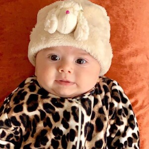 Filha de Thaeme Mariôto, Liz é minifashionista e esbanjou fofura em look animal print