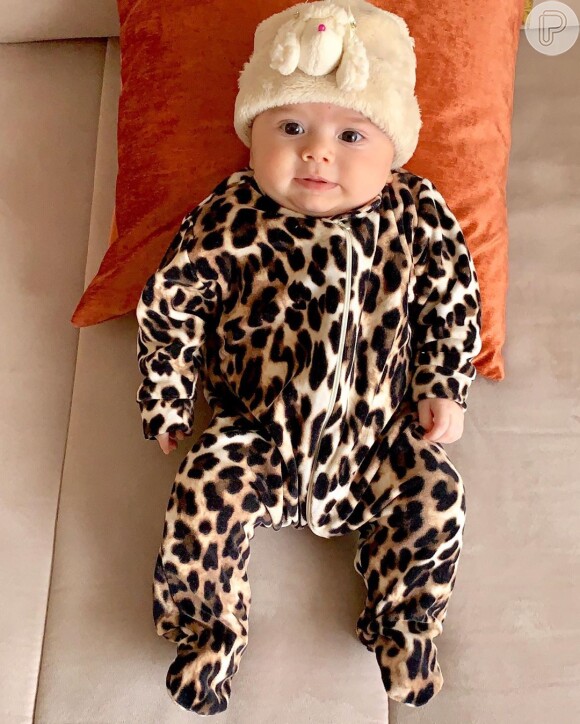 Filha de Thaeme Mariôto, Liz é minifashionista e esbanjou fofura em look animal print