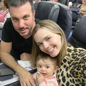 No colo da mãe, Thaeme Mariôto, Liz já fez viagens de avião