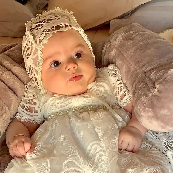 Liz, filha de Thaeme Mariôto, esbanjou fofura em look do dia do seu batizado