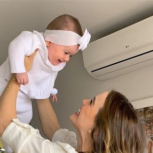 Liz, filha de Thaeme Mariôto, tem momentos de diversão com a mãe