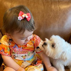 Liz, filha de Thaeme Mariôto, desde cedo se mostra amiguinha dos animais