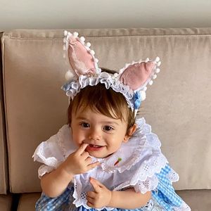 Liz, filha de Thaeme Mariôto, também entrou no clima da Páscoa e mostrou os primeiros dentinhos