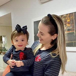 Tal mãe, tal filha! Thaeme Mariôto e a filha, Liz, combinam looks com frequência