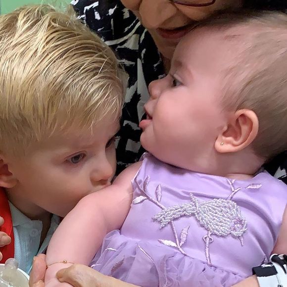 Filha de Thaeme Mariôto, Liz foi paparica por Enrico, filho de Karina Bacchi