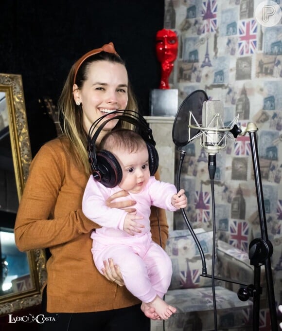 Filha de Thaeme Mariôto, Liz já visitou a mamãe em um estúdio de gravação