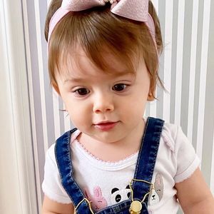 Liz, filha de Thaeme Mariôto, esbanja fofura com seus lookinhos trendy