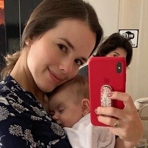 Filha de Thaeme Mariôto, Liz ganhou chamego da mãe logo após o nascimento