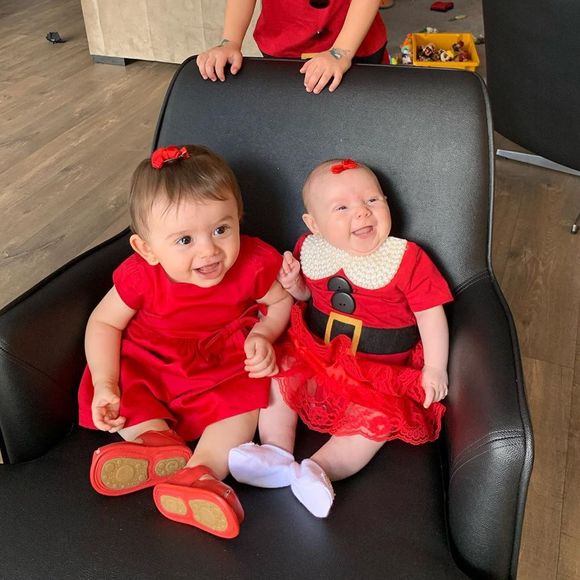 Liz, filha de Thaeme Mariôto, entrou no clima do Natal ao lado da família