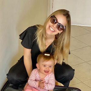 Liz, filha de Thaeme Mariôto, costuma acompanhar a mãe em viagens