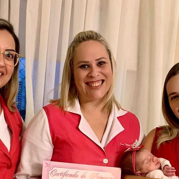 Liz, filha de Thaeme Mariôto, ganhou o furinho na orelha semanas após o nascimento