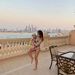 Liz, filha de Thaeme Mariôto e Fábio da Luz, acompanha os pais em viagens internacionais