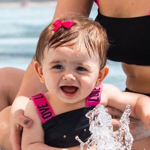Liz, filha de Thaeme Mariôto, se divertiu em parque aquático