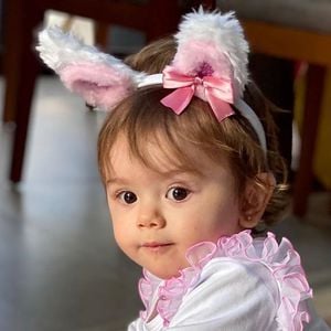 Liz, filha de Thaeme Mariôto, é uma 'coelhinha' muito fofa!