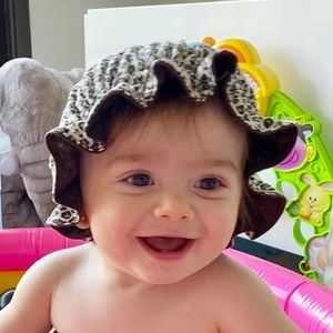 Piscininha-amor! Liz, filha de Thame Mariôto, se divertiu com o brinquedo na sala de casa